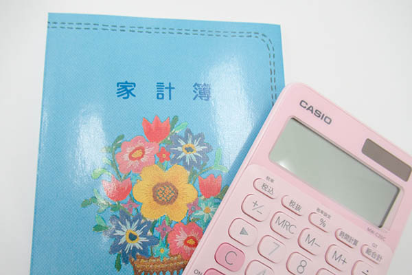 家計簿と電卓